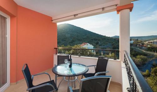Vinisce Apartment | 3 - Modern apartment with garden 80m from beach