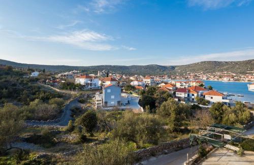 Vinisce Apartment | 3 - Modern apartment with garden 80m from beach