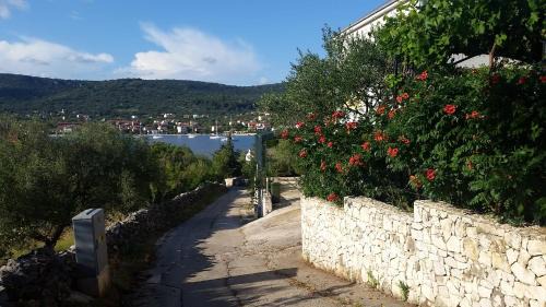 Vinisce Apartment | 3 - Modern apartment with garden 80m from beach