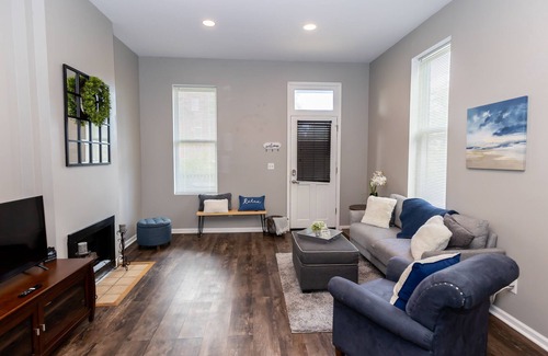 Lafayette Square Condo | <3 of city, king bed, pet friendly & custom kitchen