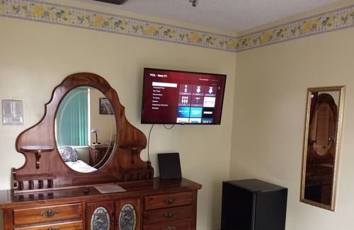 Tamiami House | #3 Private Room with Queen bed & pool, kitchen terrace