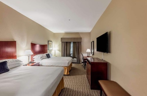 Mineral Wells Hotel | 3 Queen Beds Suite | Red Lion Inn & Suites w/Kitchenette, Near Clark Gardens