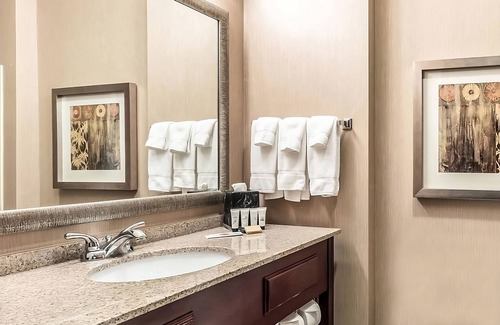 Mineral Wells Hotel | 3 Queen Beds Suite | Red Lion Inn & Suites w/Kitchenette, Near Clark Gardens