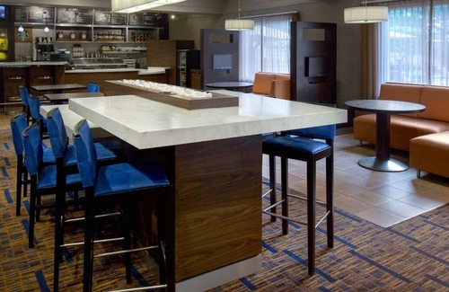 Woburn House | 3 Relaxing Units! FREE Parking, Pets Allowed, Close to Burlington Mall!