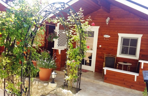 Trakata Ski Chalet | 3 Romantic chalets with pool, 5 min from the beach!