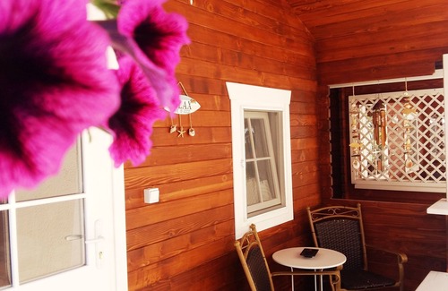 Trakata Ski Chalet | 3 Romantic chalets with pool, 5 min from the beach!