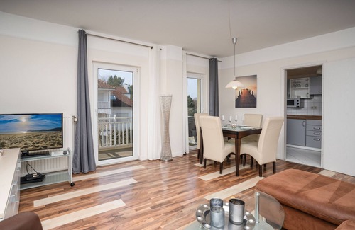 Binz Apartment | 3-room apartment Haus Godewind 10 in Binz, balcony, parking lot, beach chair on the beach