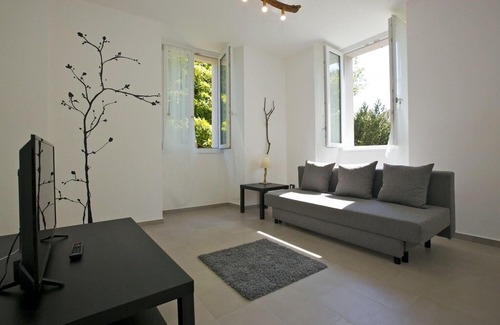 Comero Apartment | 3-room corner apartment in a prestigious villa from 1850 with solar-heated pool