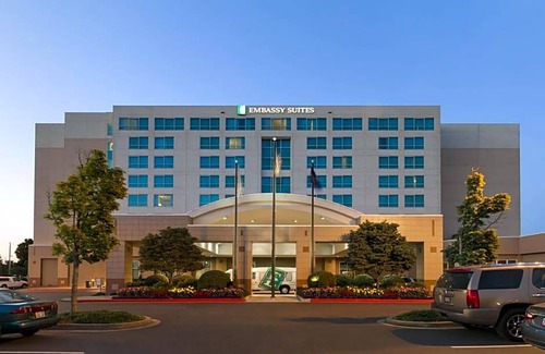 Portland Hotel | 3-Star Hotel ∙ Embassy Suites by Hilton Portland Airport
