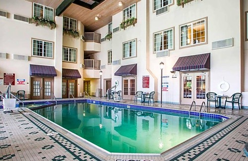 Oak Creek Hotel | 3-Star Hotel ∙ Comfort Suites Milwaukee Airport