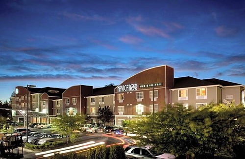 Holly Hotel | 3-Star Hotel ∙ Best Western Plus Navigator Inn & Suites