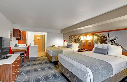 Holly Hotel | 3-Star Hotel ∙ Best Western Plus Navigator Inn & Suites