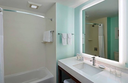 Downtown Nassau Hotel | 3-Star Hotel ∙ Courtyard by Marriott Nassau Downtown/Junkanoo Beach