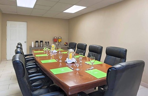Downtown Nassau Hotel | 3-Star Hotel ∙ Courtyard by Marriott Nassau Downtown/Junkanoo Beach