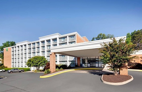Charlottesville Hotel | 3-Star Hotel ∙ Holiday Inn University Area Charlottesville, an IHG Hotel