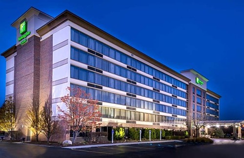 Warren Hotel | 3-Star Hotel ∙ Holiday Inn Hotel & Suites Warren, an IHG Hotel