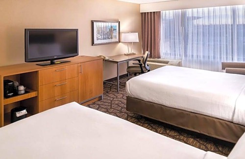 Warren Hotel | 3-Star Hotel ∙ Holiday Inn Hotel & Suites Warren, an IHG Hotel