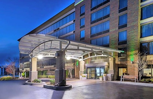 Warren Hotel | 3-Star Hotel ∙ Holiday Inn Hotel & Suites Warren, an IHG Hotel