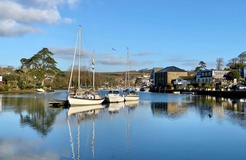 Kingsbridge House | 3 The Boatyard - Luxurious waterside 4 bed townhouse, lift, parking