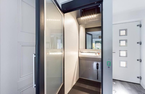 Kingsbridge House | 3 The Boatyard - Luxurious waterside 4 bed townhouse, lift, parking