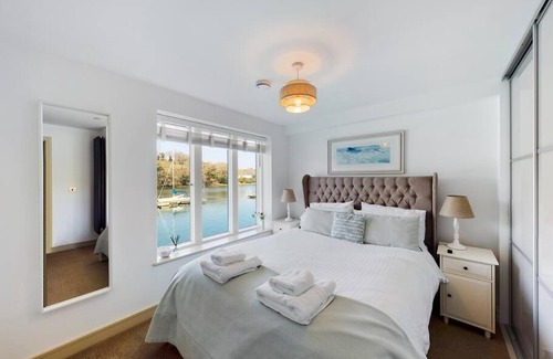 Kingsbridge House | 3 The Boatyard - Luxurious waterside 4 bed townhouse, lift, parking