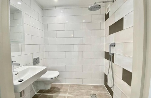 Kingsbridge House | 3 The Boatyard - Luxurious waterside 4 bed townhouse, lift, parking