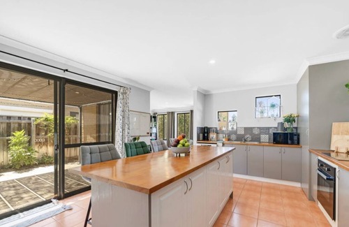 Ellenbrook House | 3 x 2 x 2 Holiday house in Ellenbrook with beautiful view from garden.
