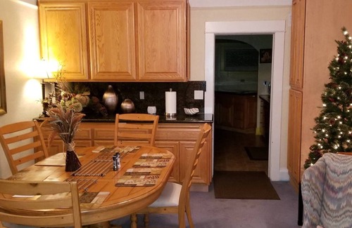 Downtown Klamath Falls House | 30+Day❤️of Downtown | SmartHouse | 4KTV | King, 2 Queens, Double + Twin | BBQ, P