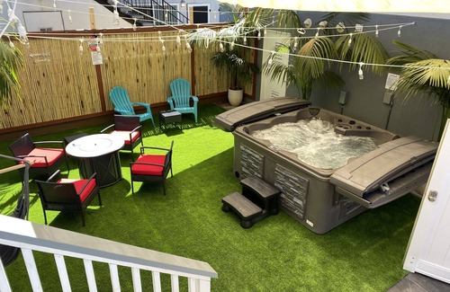 Ocean Beach Apartment | 30’ From Sand- Studio Full Bath/Kitchen/In-Unit Laundry & Garage