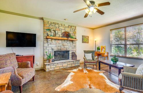 Nemo House | 30 Mi to Fort Worth Rural Retreat with Patio!