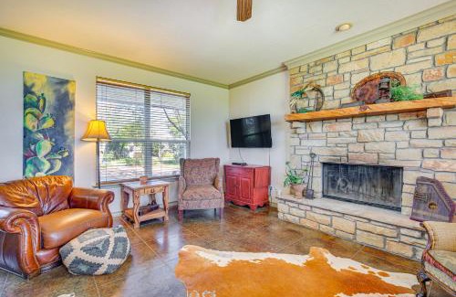 Nemo House | 30 Mi to Fort Worth Rural Retreat with Patio!
