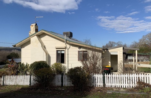 Daylesford Cottage | 300m to Wombat Hill Gardens ,close to Convent Gallery and Lake Daylesford