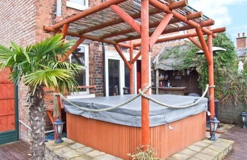 Belper Cottage | 302 OVER LANE COTTAGE, pet friendly, with hot tub in Belper