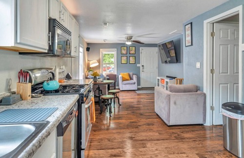 Springfield House | 3031 W Olive St · Cheerful 2-Bedroom w/convenient Expressway access