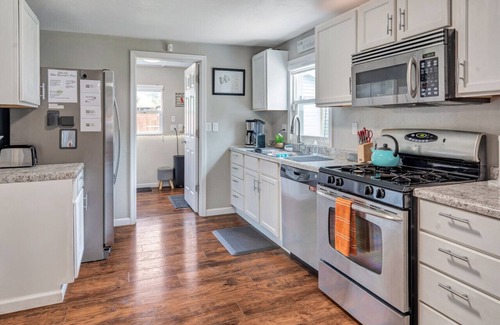 Springfield House | 3031 W Olive St · Cheerful 2-Bedroom w/convenient Expressway access