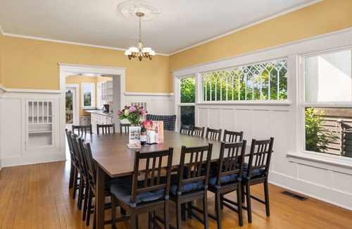 Madrona House | 307 m² House ∙ 8 bedrooms ∙ 23 guests