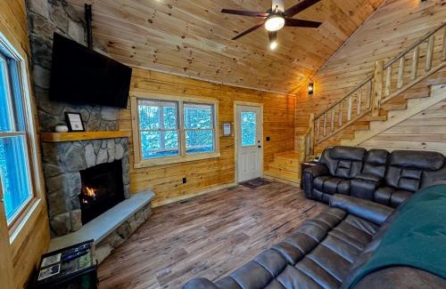 Bethlehem House | 31R Brand new log home on quiet side street in Bethlehem, close to Main Street! 20 min to skiing