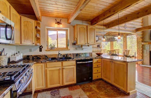 Three Peaks House | 3200+SF Log Home 4BR/4BA Plus Loft With Stunning Views; Minutes to Ski Resorts