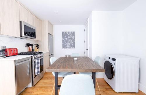 Williamsburg Apartment | 323-2 Specious 2BR Williamsburg