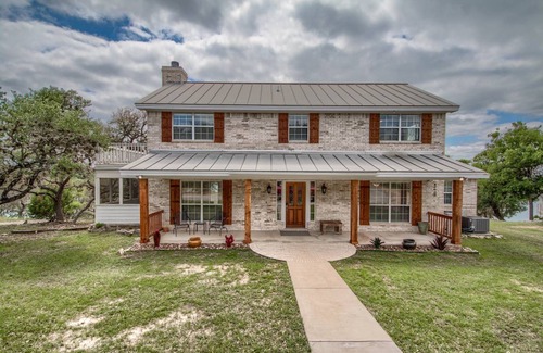 Canyon Lake House | 348 m² House ∙ 4 bedrooms ∙ 16 guests