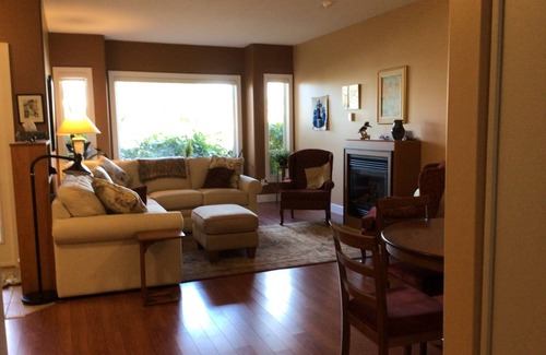 Comox House | 35 minutes to Mt Washington's Alpine Lodge and minutes to multiple trails