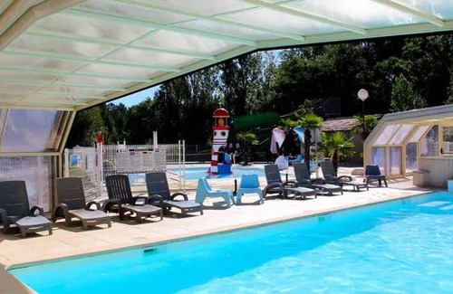 Saint-Laurent-de-Medoc RV Rental | 370 ft² Mobile home