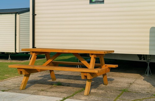 Weymouth Cottage | 39 GREENLANDS, LITTLESEA HOLIDAY PARK, pet friendly in Weymouth