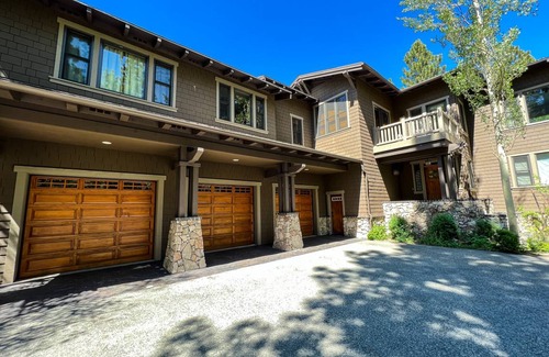 Crooked Pines House | 399 m² House ∙ 6 bedrooms ∙ 15 guests