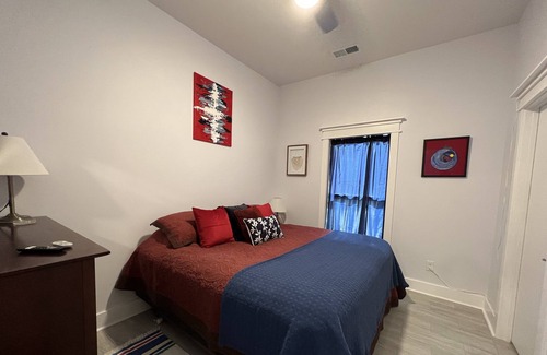 Oxford House | 3B/1BA Guest House 8mi from Ole Miss University!