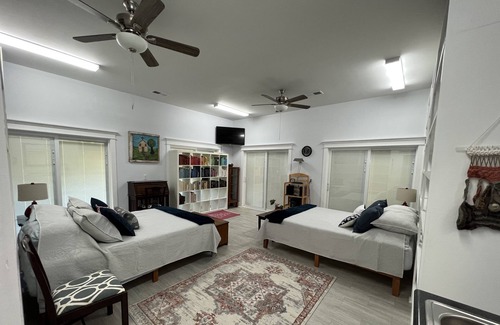 Oxford House | 3B/1BA Guest House 8mi from Ole Miss University!