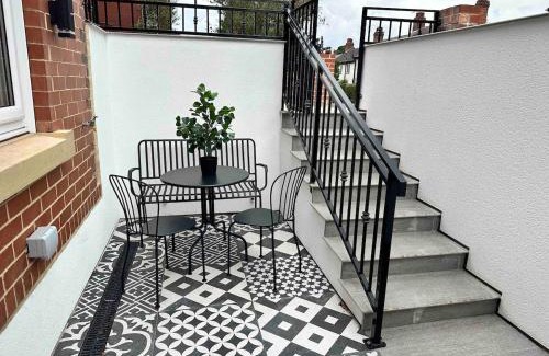 Roundhay Apartment | 3b Roman View, Beautifully appointed, apartment with 2 en-suite bedrooms in great Roundhay location, Netflix, off street parking & EV charging