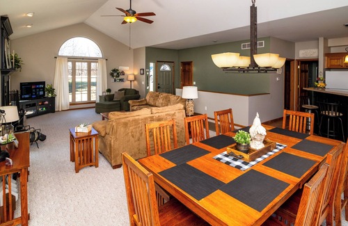 The Galena Territory House | 3bd/3.5ba, Bright & Spacious, Fab Screened Porch, Fireplace