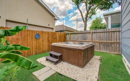 Northside House | 3BD Historic Charm x Modern Amenities w Hot Tub