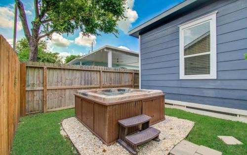 Northside House | 3BD Historic Charm x Modern Amenities w Hot Tub